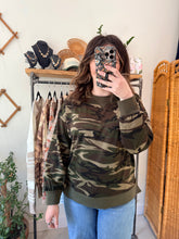 Load image into Gallery viewer, Camo Pullover
